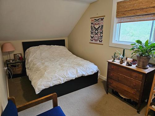 320 Chatham Street, Nelson, BC - Indoor Photo Showing Bedroom