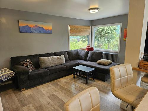 320 Chatham Street, Nelson, BC - Indoor Photo Showing Living Room