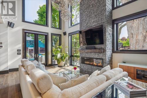 1031 Welwyn Drive, Mississauga, ON - Indoor Photo Showing Living Room With Fireplace