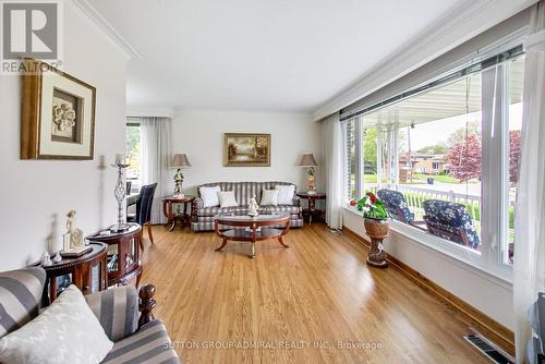35 Stanwood Crescent, Toronto, ON - Indoor Photo Showing Living Room