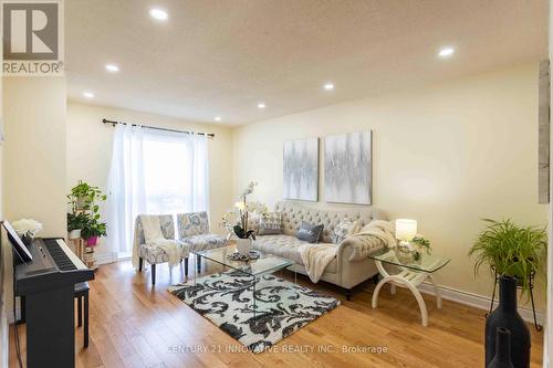 2259 Munn'S Avenue, Oakville, ON - Indoor Photo Showing Living Room