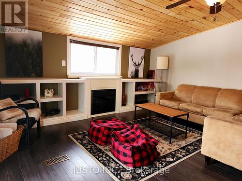 525 Waltonian Drive, Callander, ON - Indoor Photo Showing Living Room
