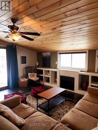 525 Waltonian Drive, Callander, ON - Indoor Photo Showing Living Room