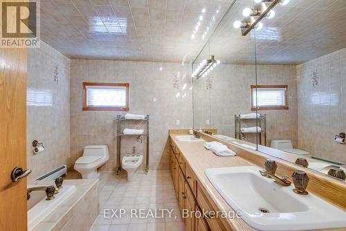 11677 Regional 25 Road N, Halton Hills, ON - Indoor Photo Showing Bathroom