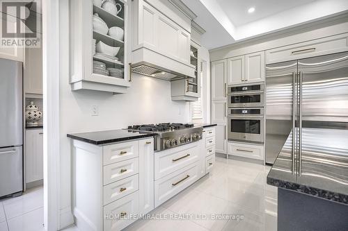 156 Wainfleet Crescent, Vaughan, ON - Indoor Photo Showing Kitchen With Upgraded Kitchen