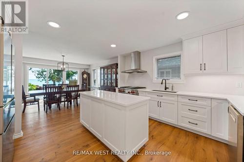 38 Willow Drive, Tiny, ON - Indoor Photo Showing Kitchen With Upgraded Kitchen