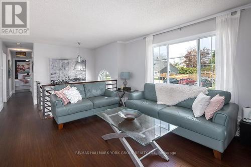 90 Manning Avenue, Collingwood, ON - Indoor Photo Showing Living Room