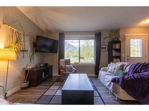 4103 Hill Road, Fernie, BC - Indoor Photo Showing Living Room