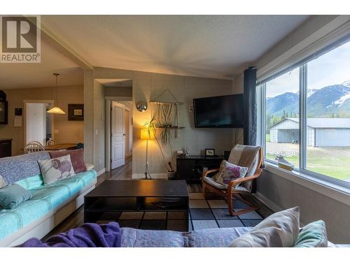 4103 Hill Road, Fernie, BC - Indoor Photo Showing Living Room