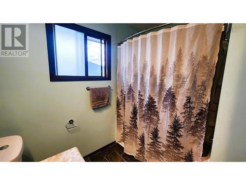 1863 Grandview Avenue, Lumby, BC - Indoor Photo Showing Bathroom