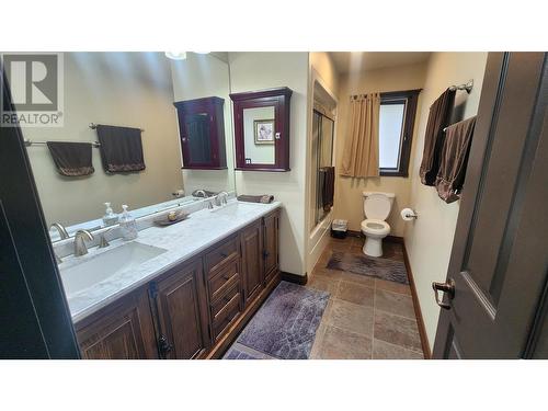 7959 Tronson Road, Vernon, BC - Indoor Photo Showing Bathroom