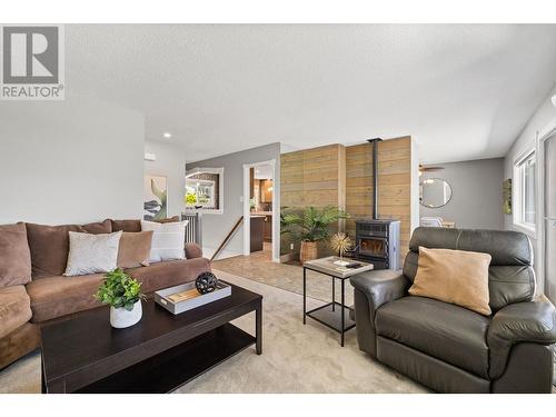 1166 Davenport Avenue, Penticton, BC - Indoor Photo Showing Living Room