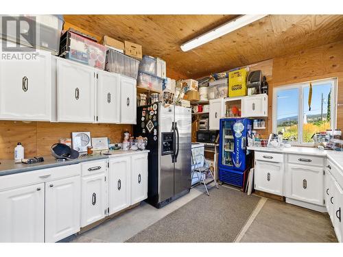 1166 Davenport Avenue, Penticton, BC - Indoor Photo Showing Kitchen