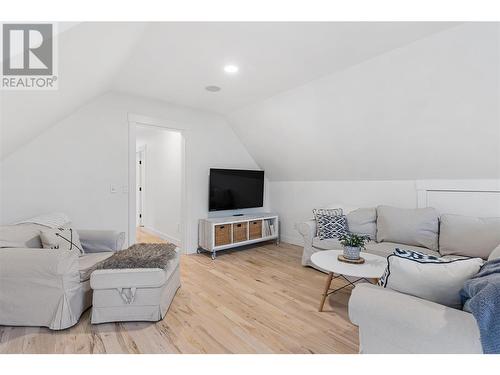 468 Rose Valley Road, West Kelowna, BC - Indoor Photo Showing Living Room
