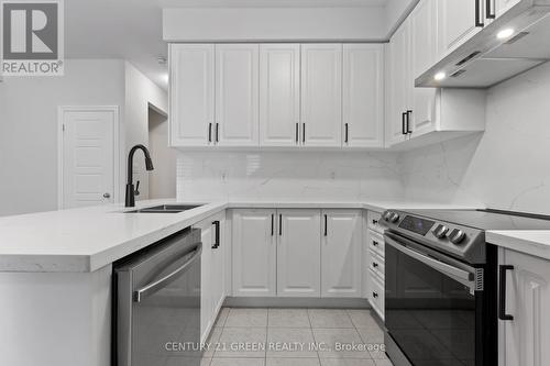 107 Bravo Lane, Newmarket, ON - Indoor Photo Showing Kitchen With Double Sink With Upgraded Kitchen