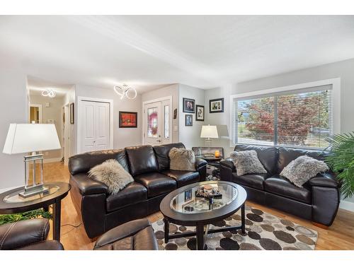 648 8Th Street, Castlegar, BC - Indoor Photo Showing Living Room