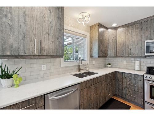 648 8Th Street, Castlegar, BC - Indoor Photo Showing Kitchen With Double Sink