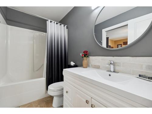 648 8Th Street, Castlegar, BC - Indoor Photo Showing Bathroom