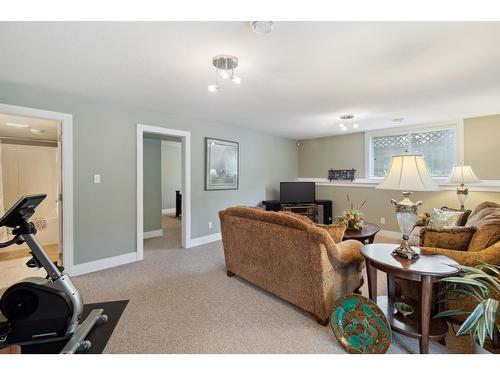648 8Th Street, Castlegar, BC - Indoor Photo Showing Living Room