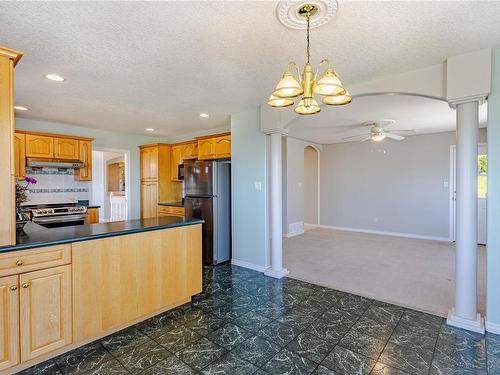 2127 Wren Pl, Nanaimo, BC - Indoor Photo Showing Kitchen