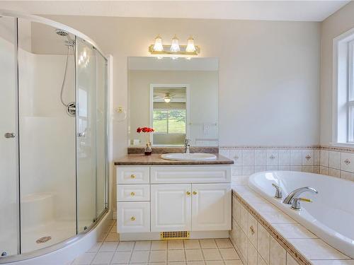 2127 Wren Pl, Nanaimo, BC - Indoor Photo Showing Bathroom