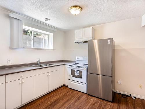 2127 Wren Pl, Nanaimo, BC - Indoor Photo Showing Kitchen With Double Sink