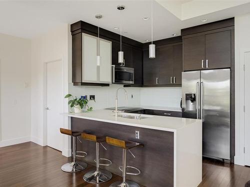 303-2589 Penrhyn St, Saanich, BC - Indoor Photo Showing Kitchen With Upgraded Kitchen