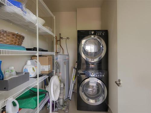 303-2589 Penrhyn St, Saanich, BC - Indoor Photo Showing Laundry Room