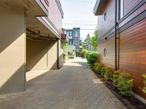 303-2589 Penrhyn St, Saanich, BC - Outdoor With Exterior