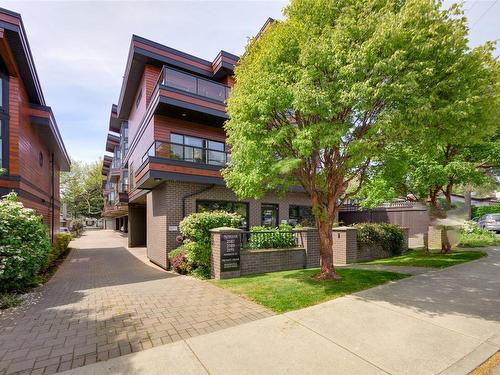 303-2589 Penrhyn St, Saanich, BC - Outdoor With Facade