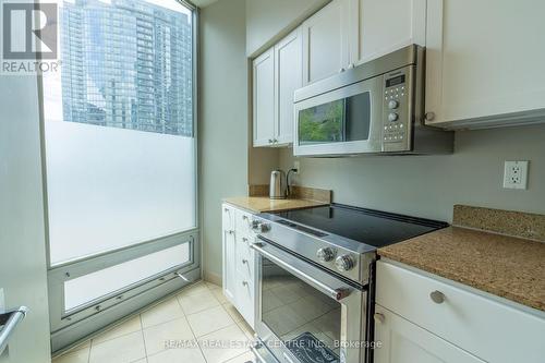 201 - 81 Navy Wharf Court, Toronto, ON - Indoor Photo Showing Kitchen