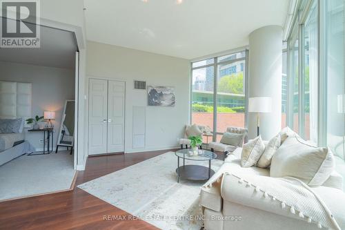 201 - 81 Navy Wharf Court, Toronto, ON - Indoor Photo Showing Living Room