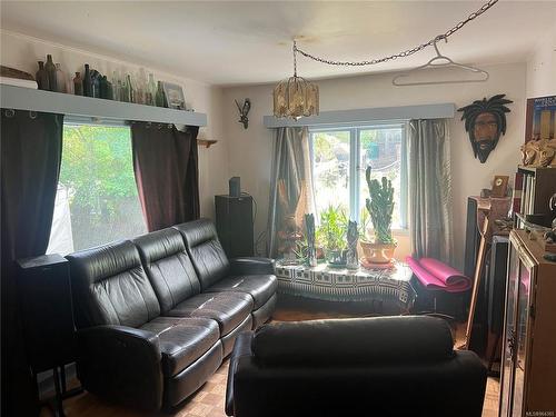 13620 Cedar Rd, Nanaimo, BC - Indoor Photo Showing Living Room