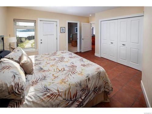 2106 Marne St, Oak Bay, BC - Indoor Photo Showing Bedroom