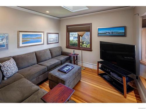 2106 Marne St, Oak Bay, BC - Indoor Photo Showing Living Room