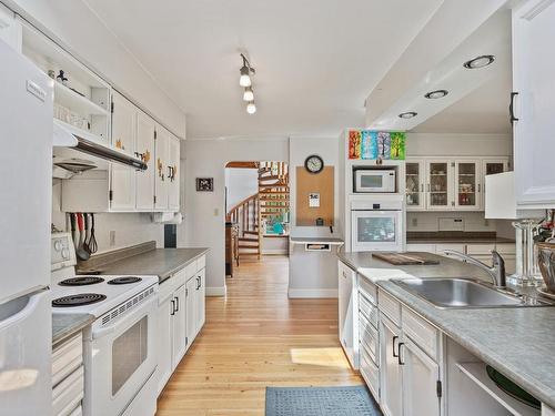 2910 Bood Rd, Courtenay, BC - Indoor Photo Showing Kitchen