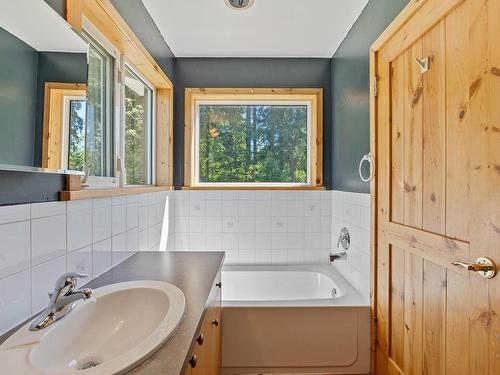 2910 Bood Rd, Courtenay, BC - Indoor Photo Showing Bathroom