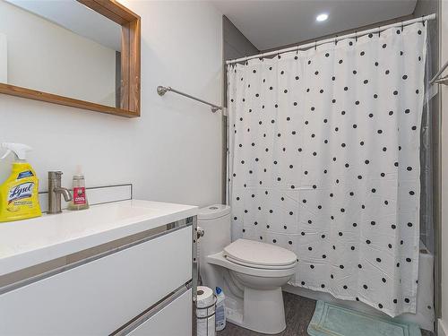 1317 Vimy Pl, Victoria, BC - Indoor Photo Showing Bathroom