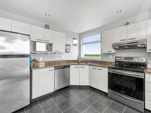 902-1015 Pandora Ave, Victoria, BC - Indoor Photo Showing Kitchen With Upgraded Kitchen