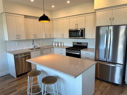 115-2580 Brookfield Dr, Courtenay, BC - Indoor Photo Showing Kitchen With Double Sink