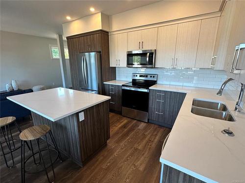 115-2580 Brookfield Dr, Courtenay, BC - Indoor Photo Showing Kitchen With Double Sink