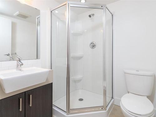 208-562 Yates St, Victoria, BC - Indoor Photo Showing Bathroom