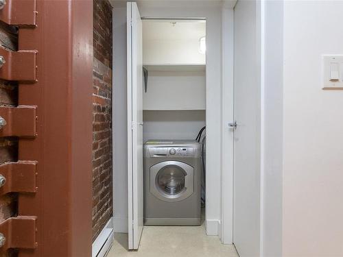 208-562 Yates St, Victoria, BC - Indoor Photo Showing Laundry Room
