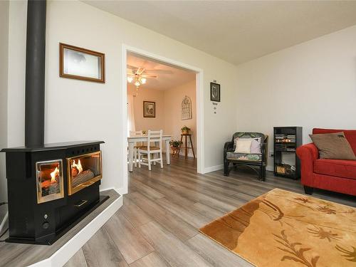 4172 Briardale Rd, Courtenay, BC - Indoor Photo Showing Living Room With Fireplace