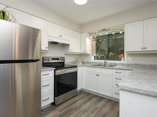 4172 Briardale Rd, Courtenay, BC - Indoor Photo Showing Kitchen With Double Sink