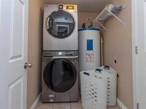 104 Burnett Rd, View Royal, BC - Indoor Photo Showing Laundry Room