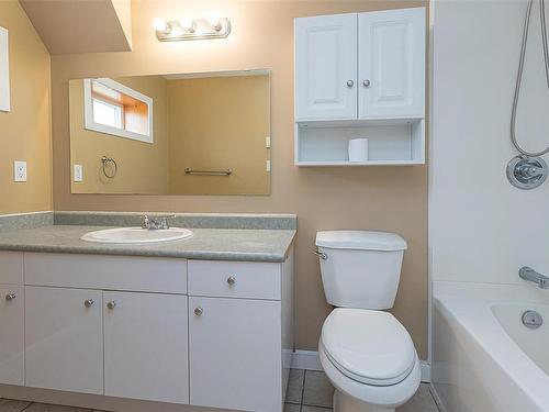 104 Burnett Rd, View Royal, BC - Indoor Photo Showing Bathroom