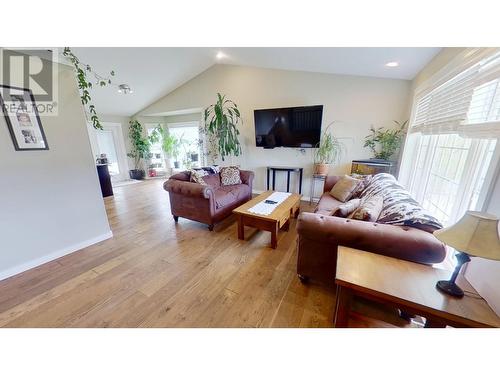 9707 N Spruce Street, Taylor, BC - Indoor Photo Showing Living Room