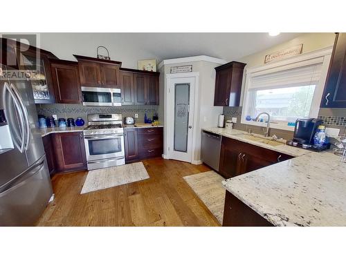 9707 N Spruce Street, Taylor, BC - Indoor Photo Showing Kitchen