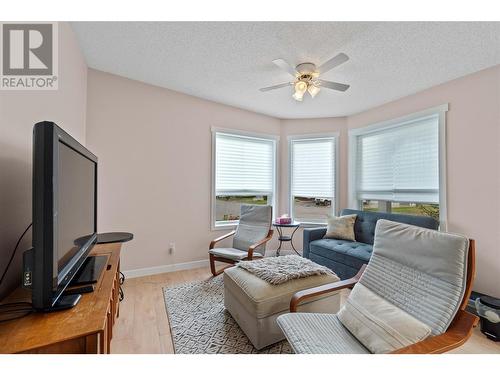 4760 72 Avenue Ne, Salmon Arm, BC - Indoor Photo Showing Living Room